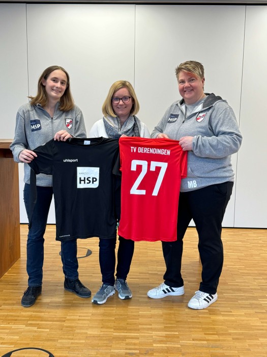 Frauen halten Trikot hoch