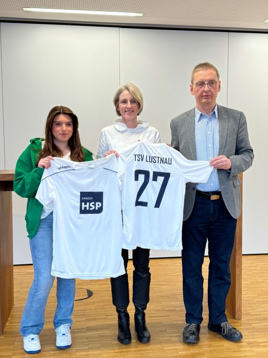 Team hält Trikot hoch